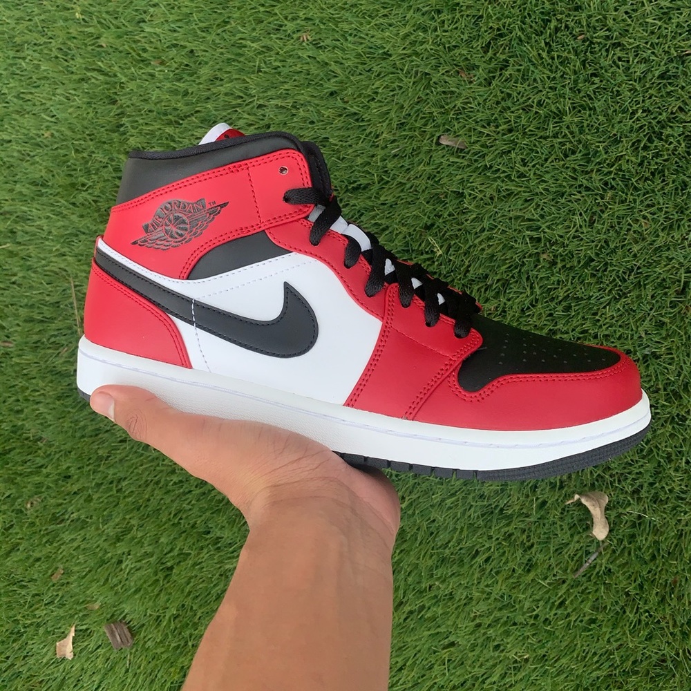 Jordan 1 mid Chicago toe🌟